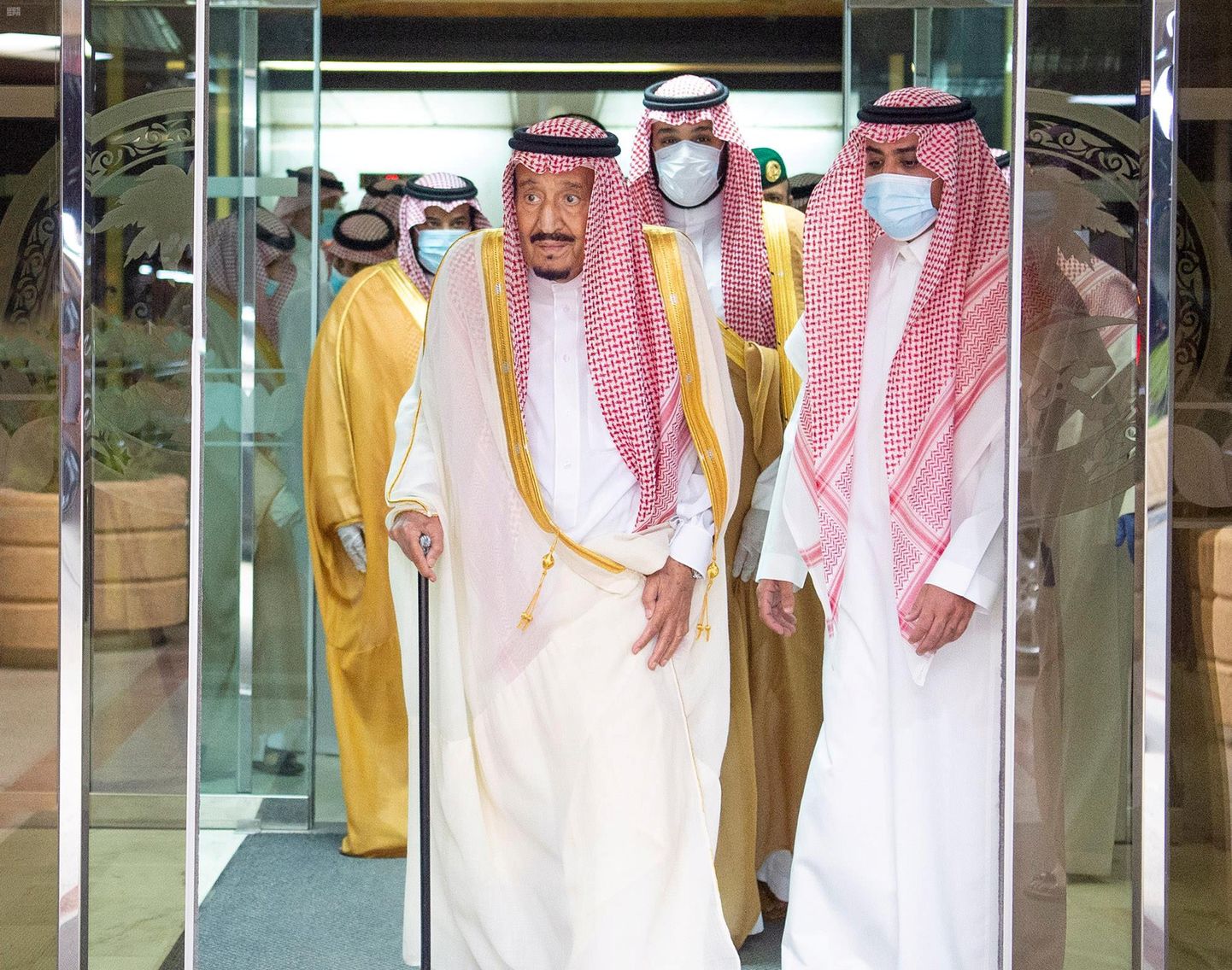 Saudi Araabia kuningas Salman haiglast lahkumas.