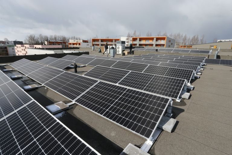 Ilmselt ei pääse suuremad hooned nullheite saavutamiseks ise energia tootmisest. Pildil päikesepaneelid Klaabu lasteaia katusel.