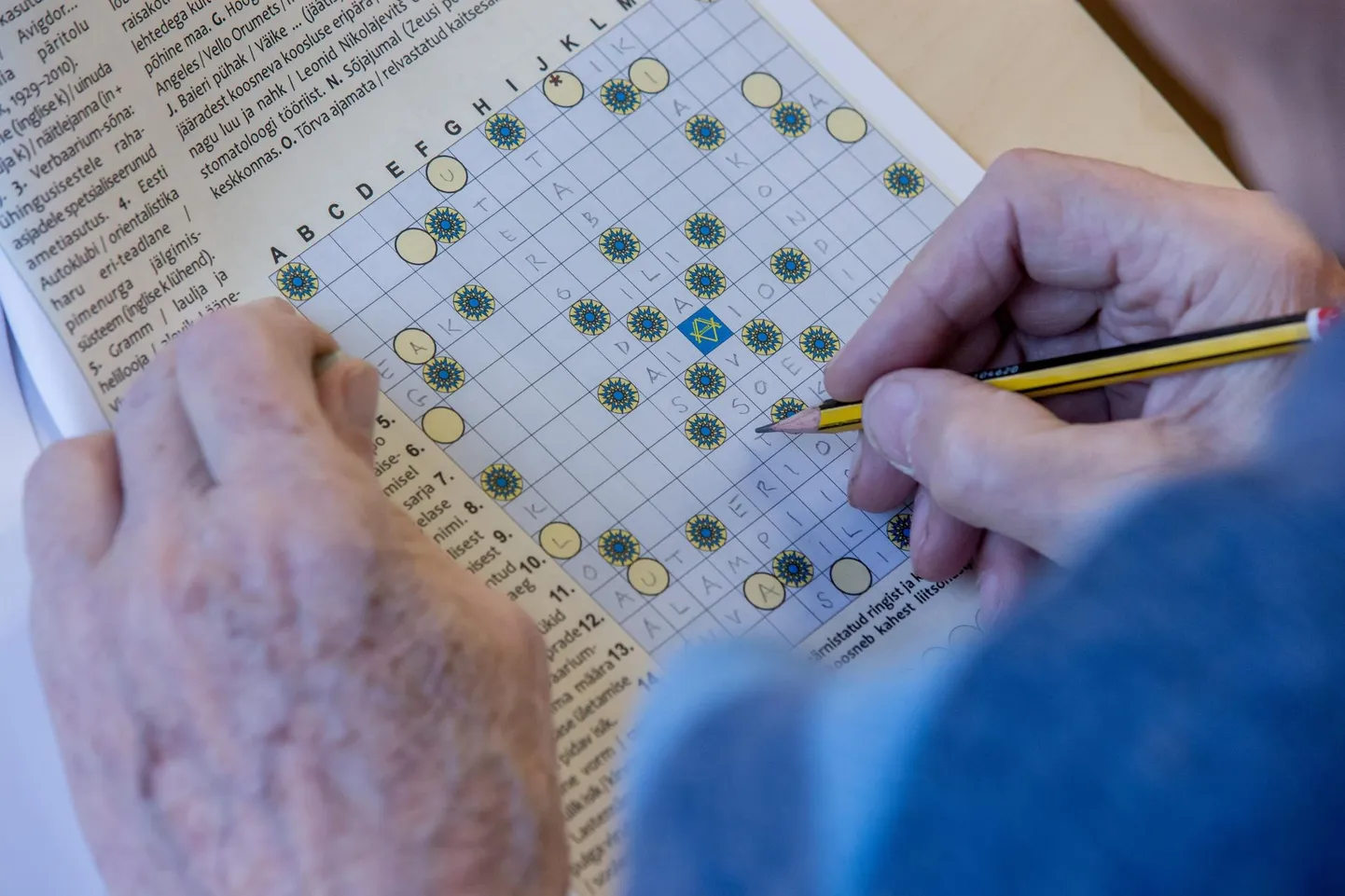Ristsõnade lahendamine ning seltskondlikud ja loovad tegevused, näiteks tantsimine, muusika kuulamine, lastega tegelemine, aitavad veidigi võidelda dementsuse vastu.