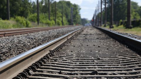 Tukumā zem vilciena pakļuvis un bojā gājis vīrietis