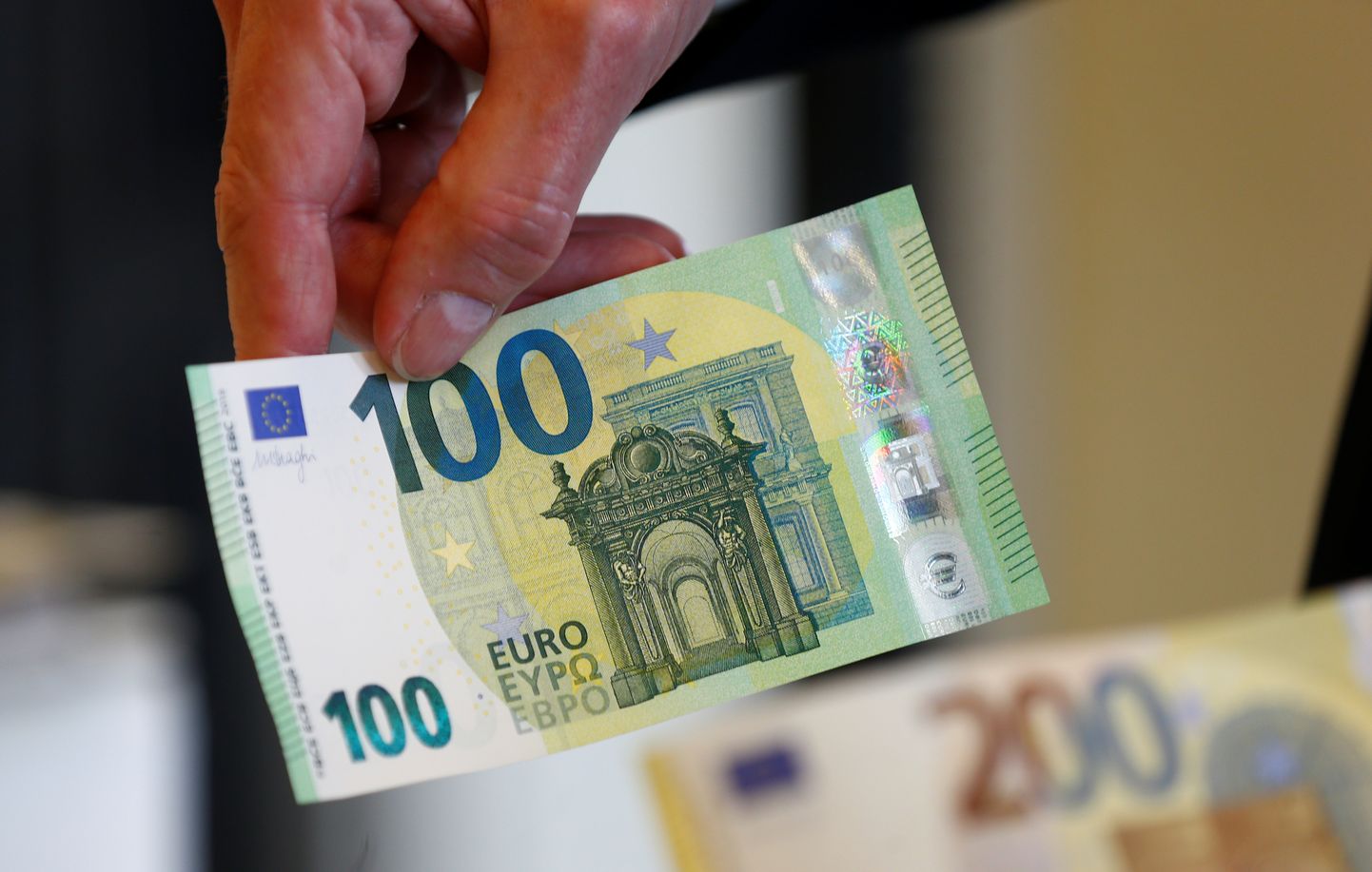 Новые банкноты номиналом по 100 и 200 евро.