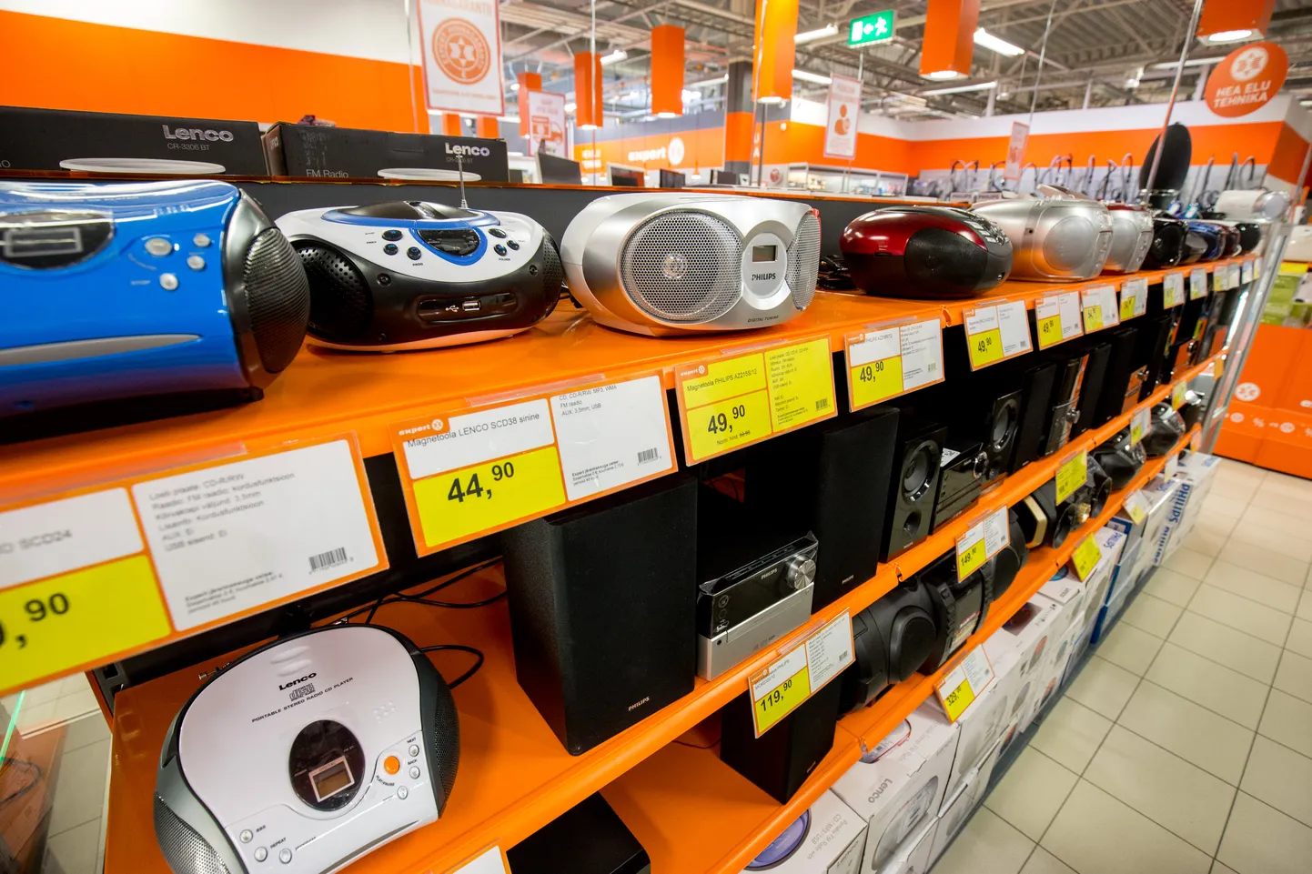 Raadiod Experdi elektroonikapoes.