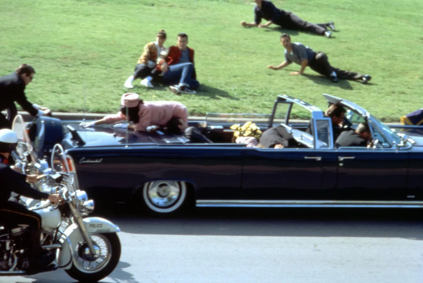 Lavastatud kaader John F. Kennedy tapmisest filmis «JFK»(1991)