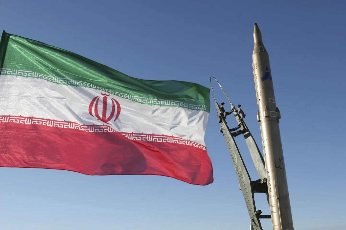 Iraani lipp lehvimas Sajjili nime kandva ballistilise raketi juures. Ühendriigid kardavad just sellest riigist lähtuvat ohtu.