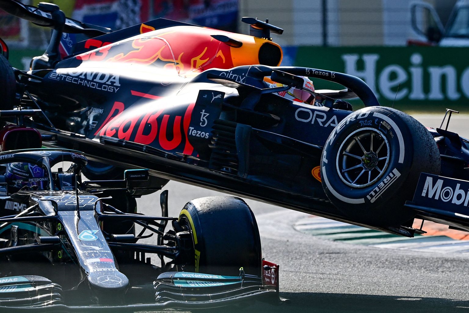 Lewis Hamiltoni (all) ja Max Verstappeni õõvastav kokkupõrge Monza ringrajal.