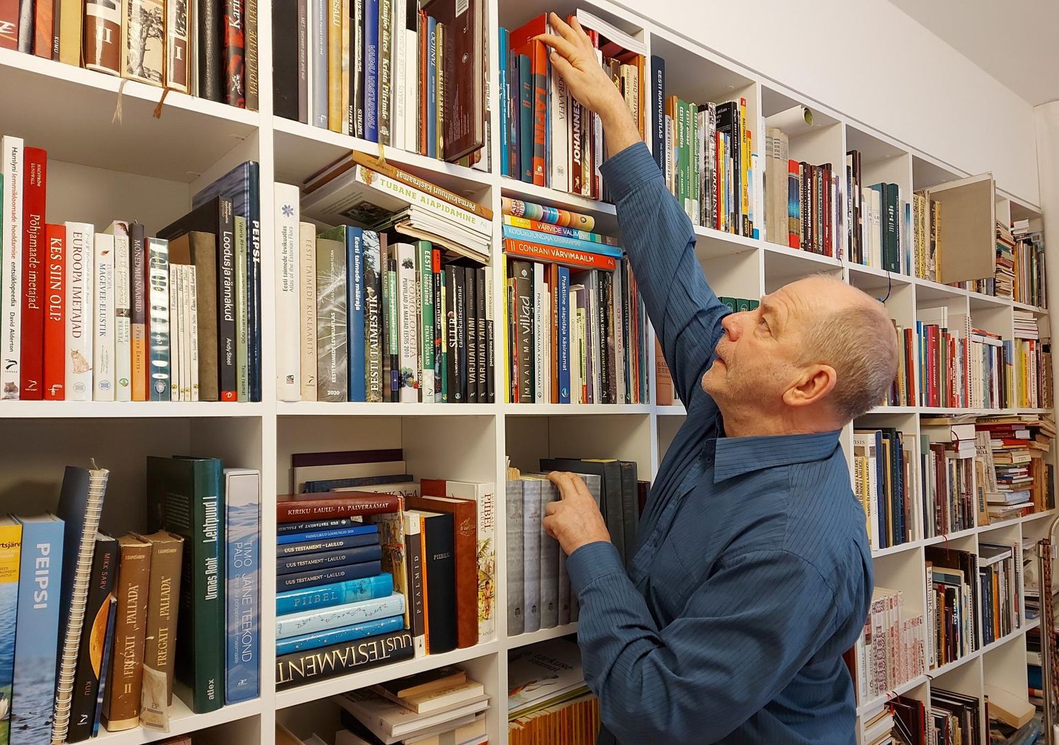 Raamatu- ja raamatukogusõbral Raimu Hansonil on ka kodus oma suur raamatukogu.