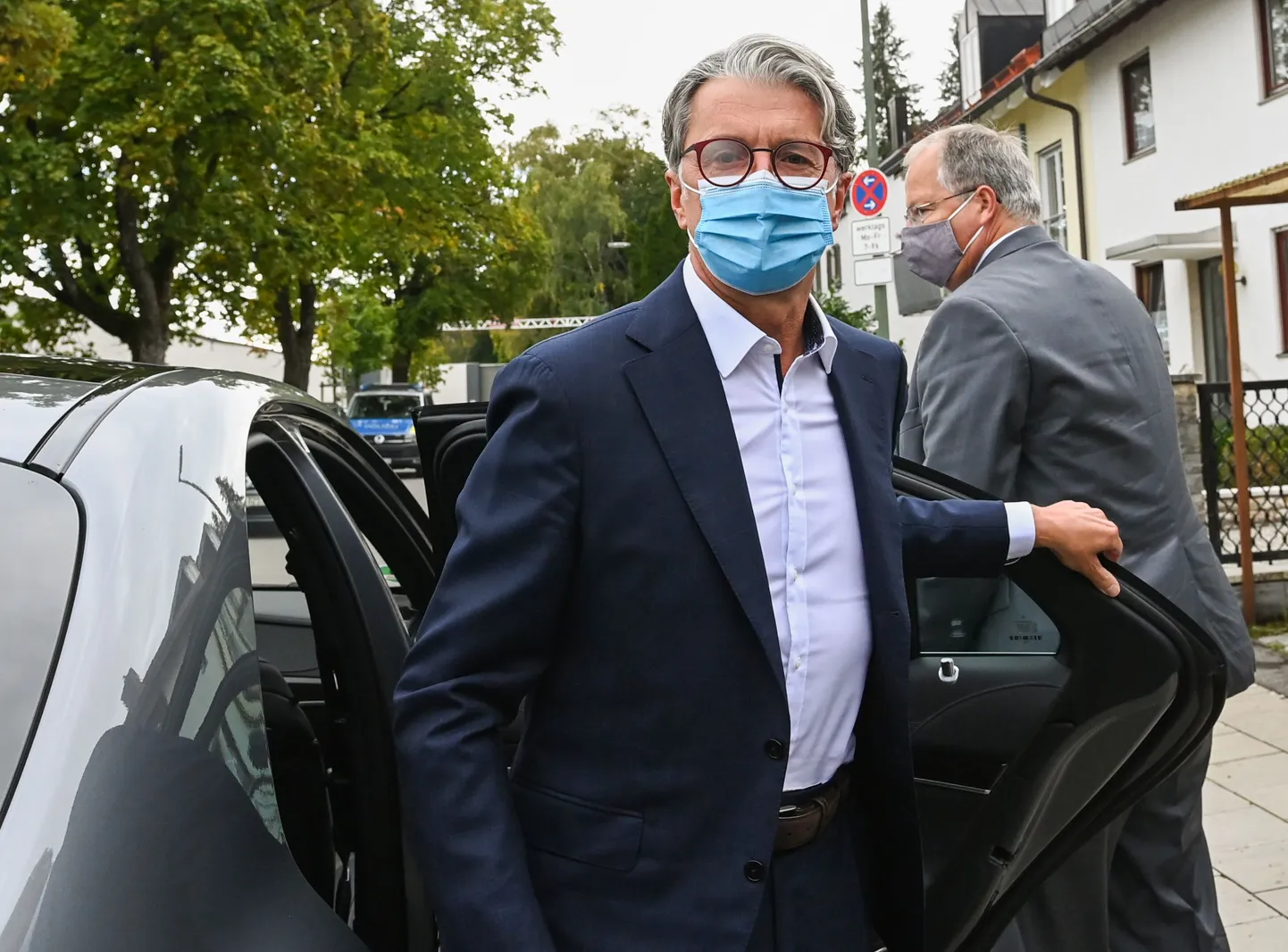 Audi eksjuht Rupert Stadler saabumas M[nchenis kohtuhoone ette.