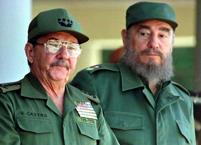 Фидель и Рауль Кастро в 1996 году