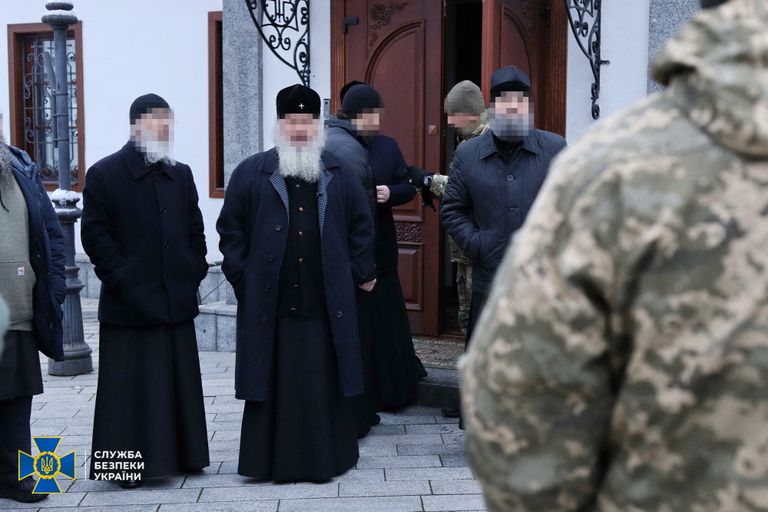 Украинские силовики беседуют с православными священниками 22 ноября 2022 года.