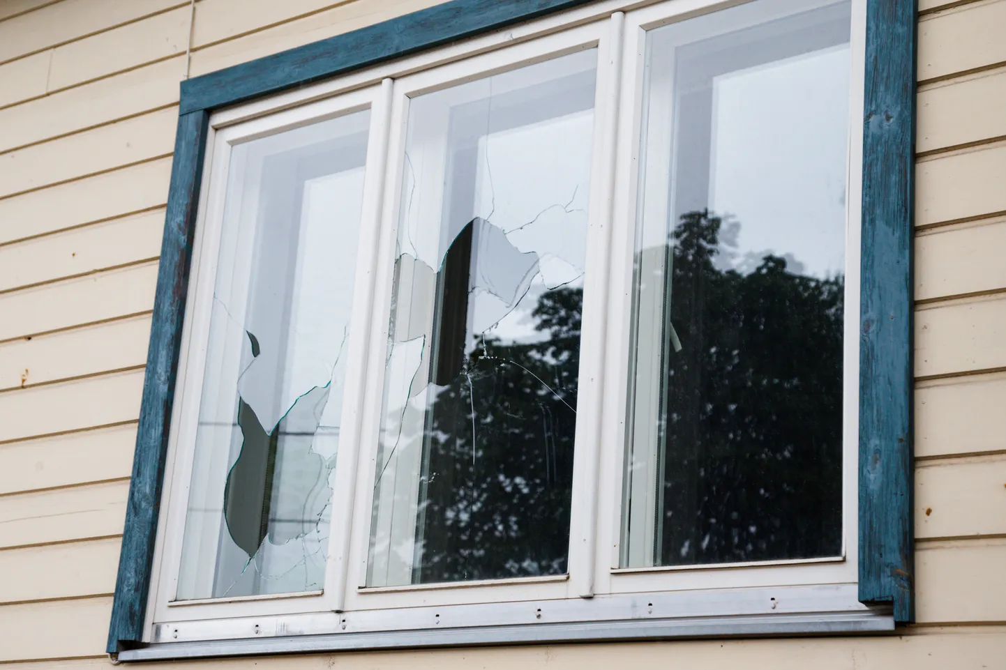 Purjus 17-aastane poiss elas end esmaspäeva varahommikul välja Ujula tänava maja akna peal.