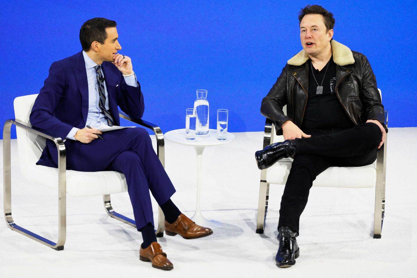 New York Timesi kolumnist  Andrew Ross Sorkin (vasakul) ja Elon Musk DealBooki komverentsil, kus Musk reklaamiandjad ebatsensuursete väljendite tiraadiga üle valas.