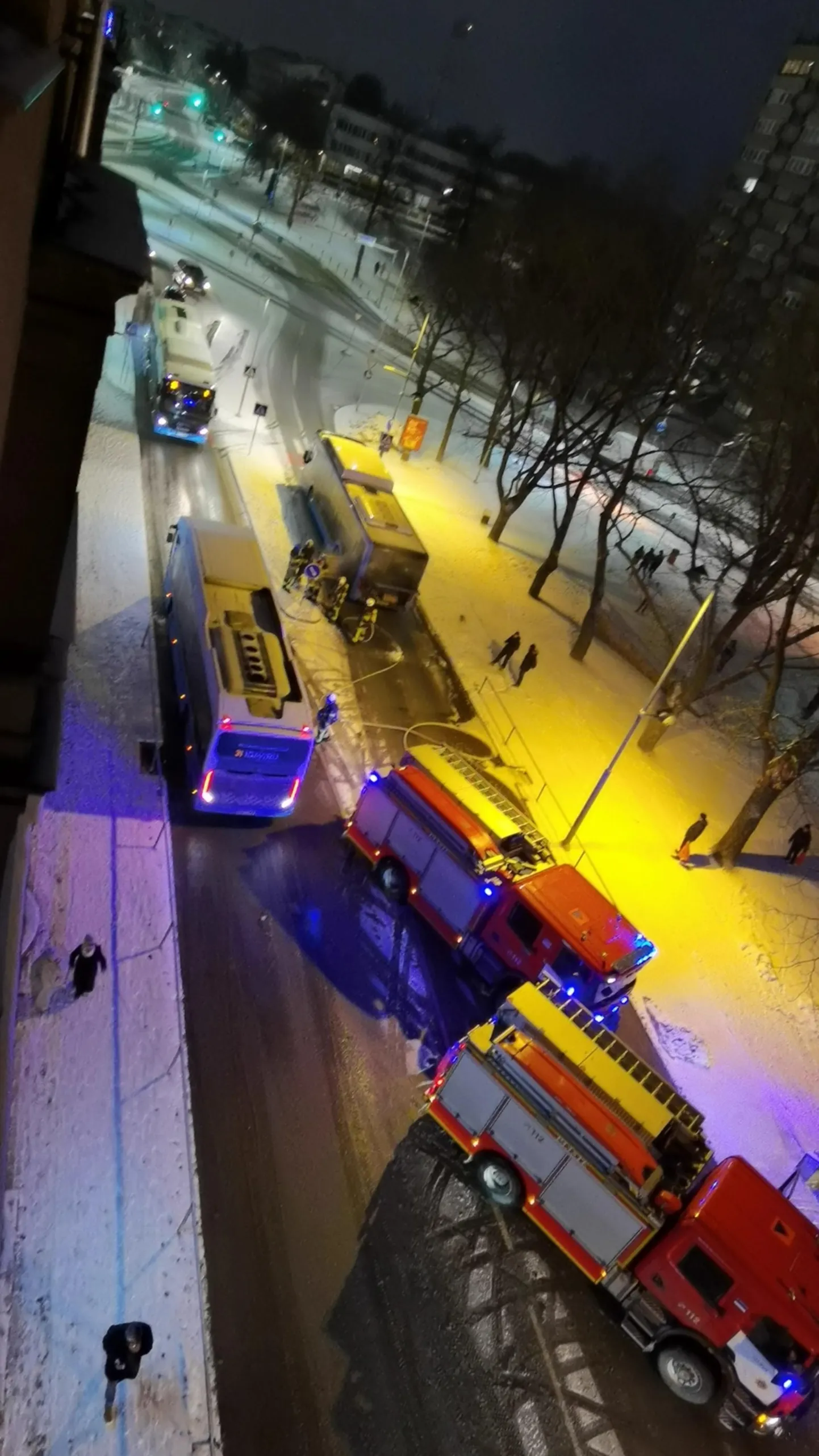 Фотография очевидца возгорания в моторном отсеке автобуса в Нарве 2 февраля