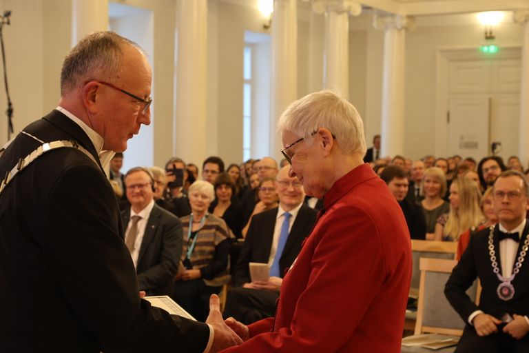 Rektor Toomas Asser õnnitlemas Tartu ülikooli Rahvusmõtte auhinna saajat Merle Karusood.