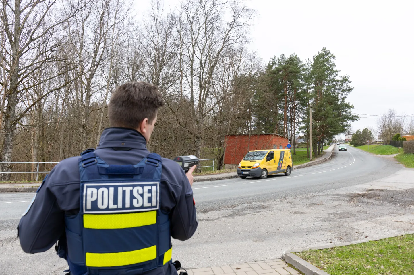 Politseinik kiirust mõõtmas.