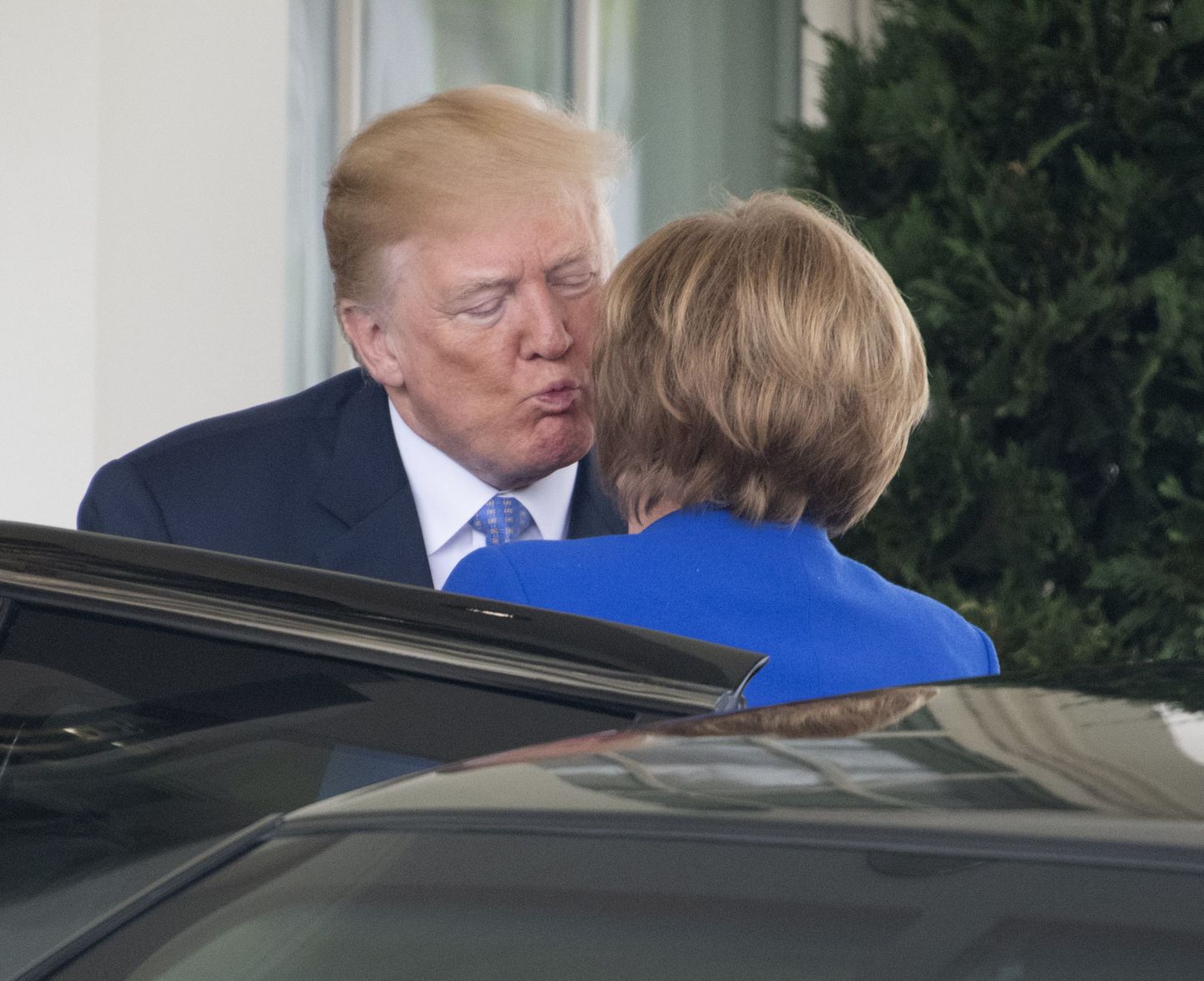 Donald Trump tervitas Angela Merkelit põsemusiga.