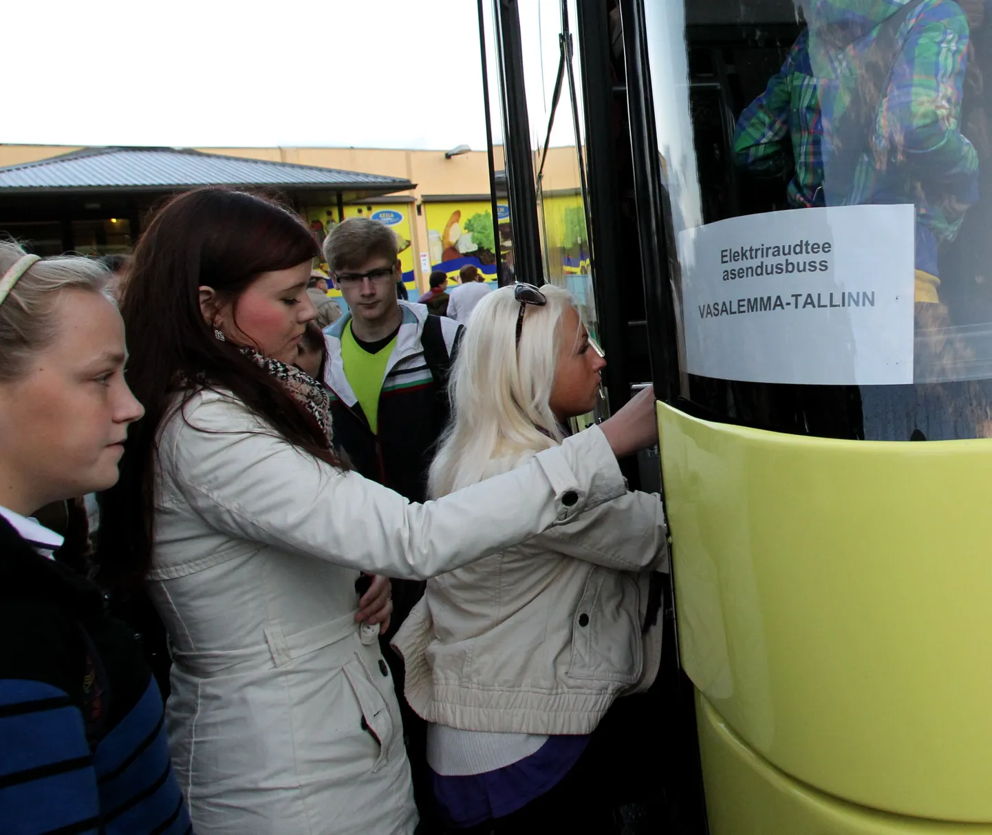 Elektriraudtee asendusbuss Keila raudteejaamas.