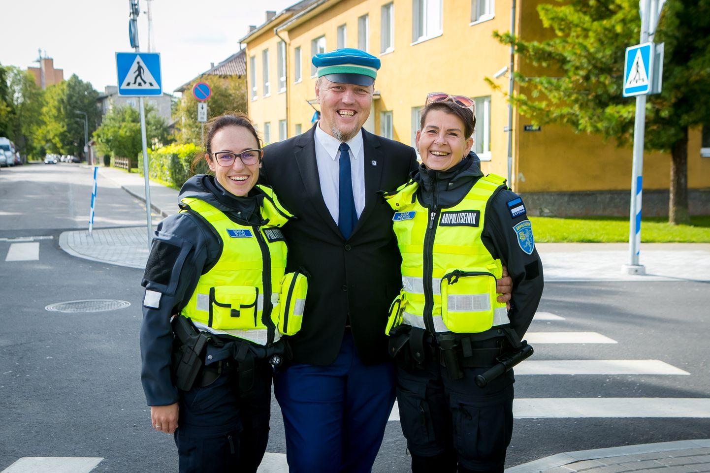 ÜHESKOOS TURVALISUSE NIMEL: Meelis Juhandi tuli eile pildile koos politsei piirkonnavanema Minna Rauna ja abipolitseinik Mare Poopuuga.