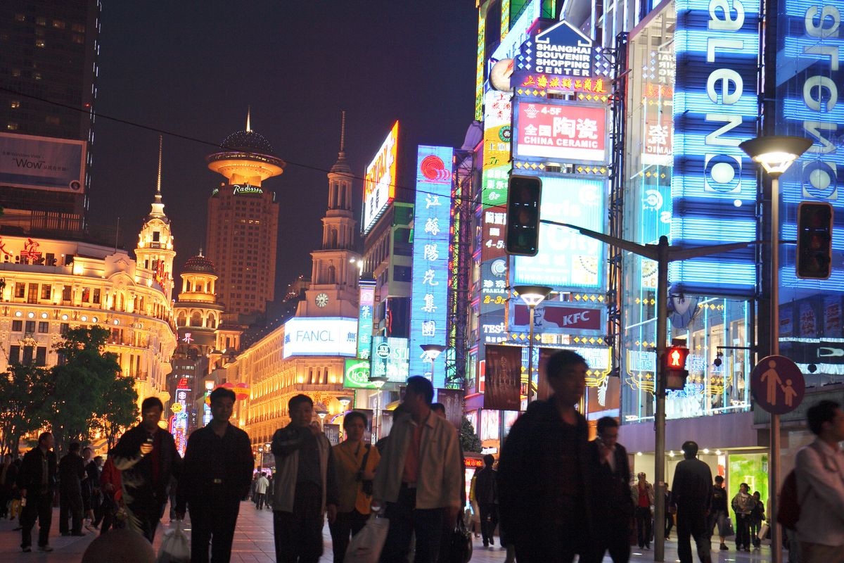 Shanghai tänav öösel.