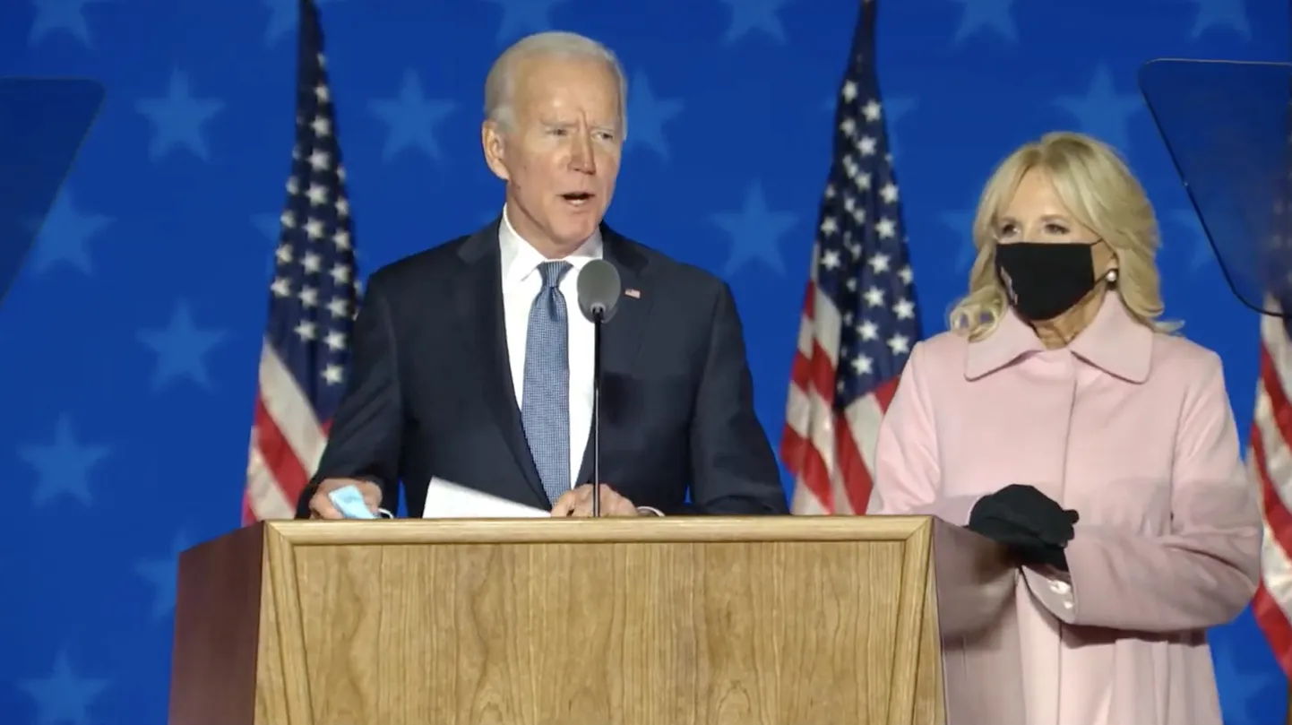USA demokraatide presidendikandidaat Joe Biden pidamas 4. novembri varahommikul kõnet Delaware'is Wilmingtonis. Ta kõrval on abikaasa Jill Biden