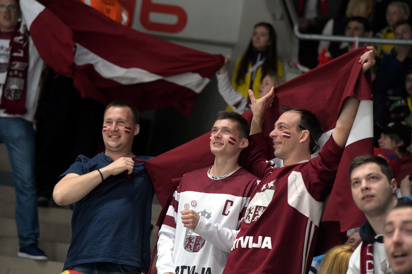 Латвийские хоккейные фанаты