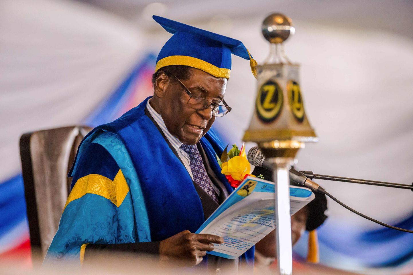 Robert Mugabe osales reedel Harare ülikoolis toimunud lõputseremoonial.