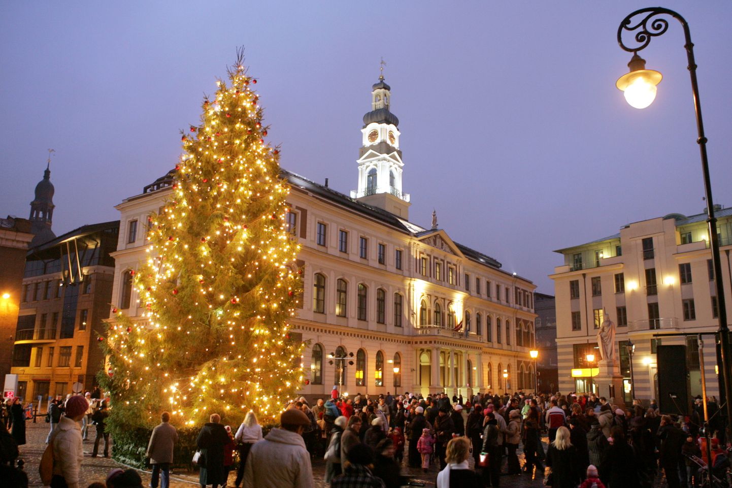 Зажженная рождественская елка на Ратушной площади в Риге