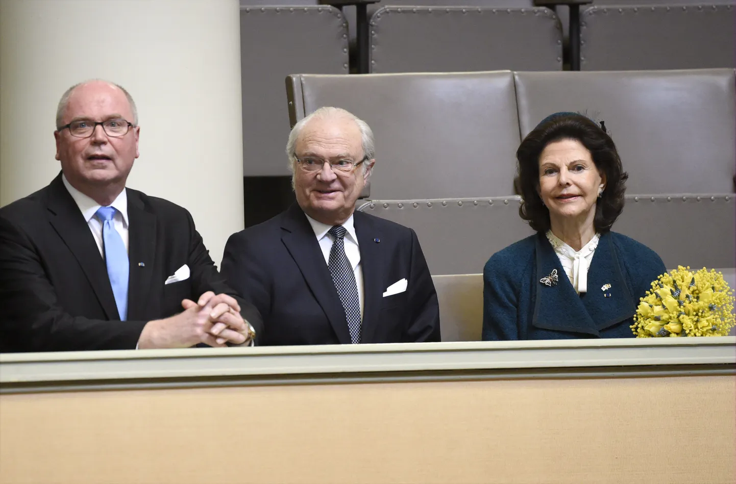 Soome parlamendi spiiker Eero Heinäluoma (vasakul) tutvustas 3. märtsil Eduskunna hoonet Rootsi kuningale Carl XVI Gustafile ja kuninganna Silviale.