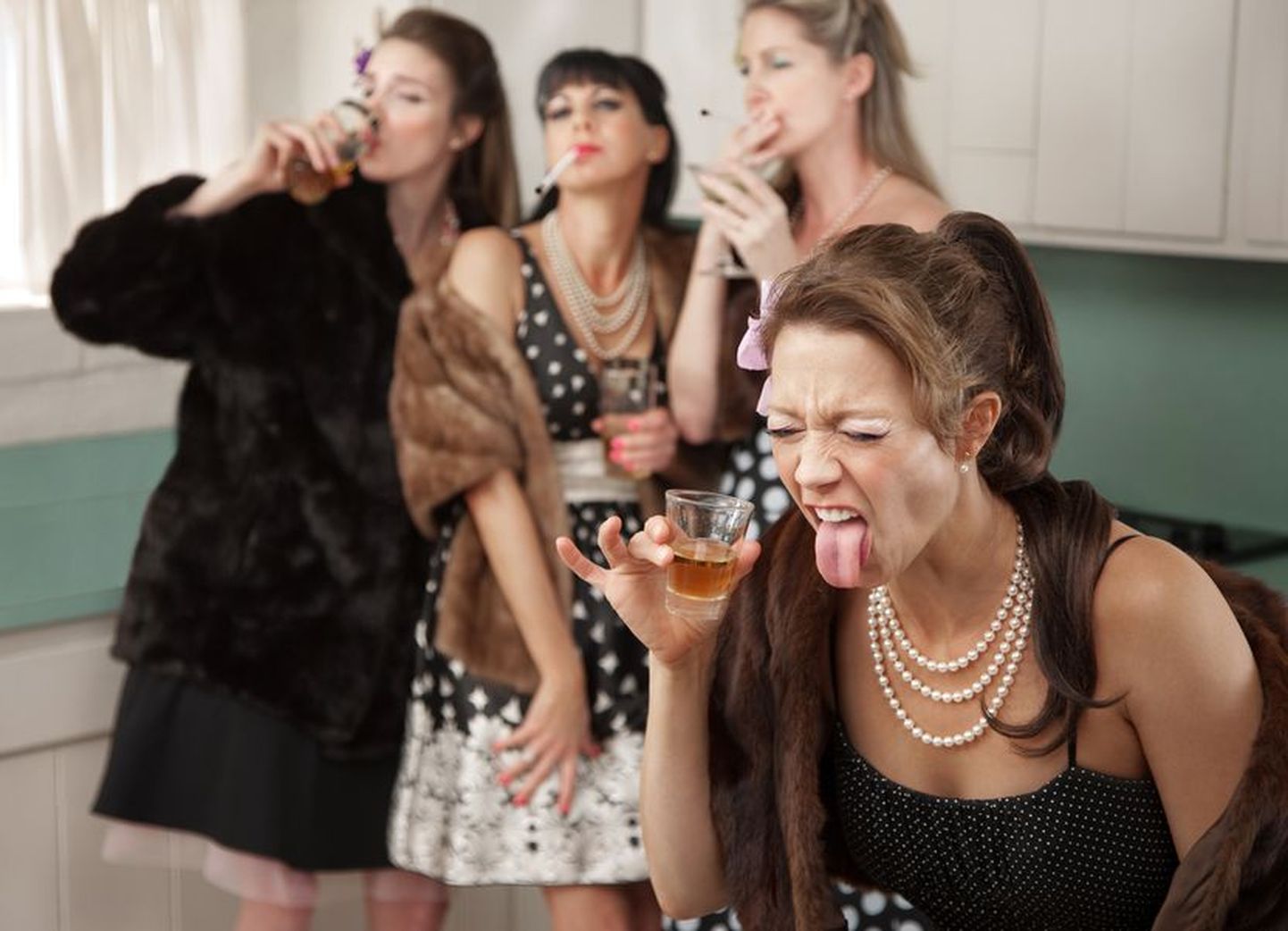 Девушки пьют алкоголь. Снимок иллюстративный.