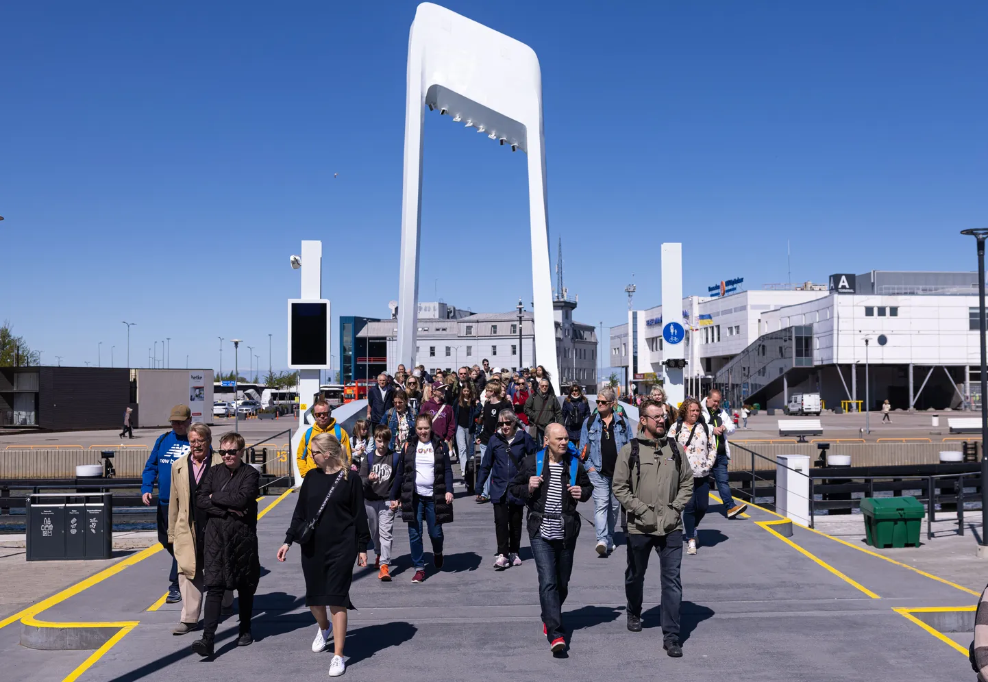 Laevaga Tallinnasse saabunud turistid sadamas Admirali jalakäijate silla juures.