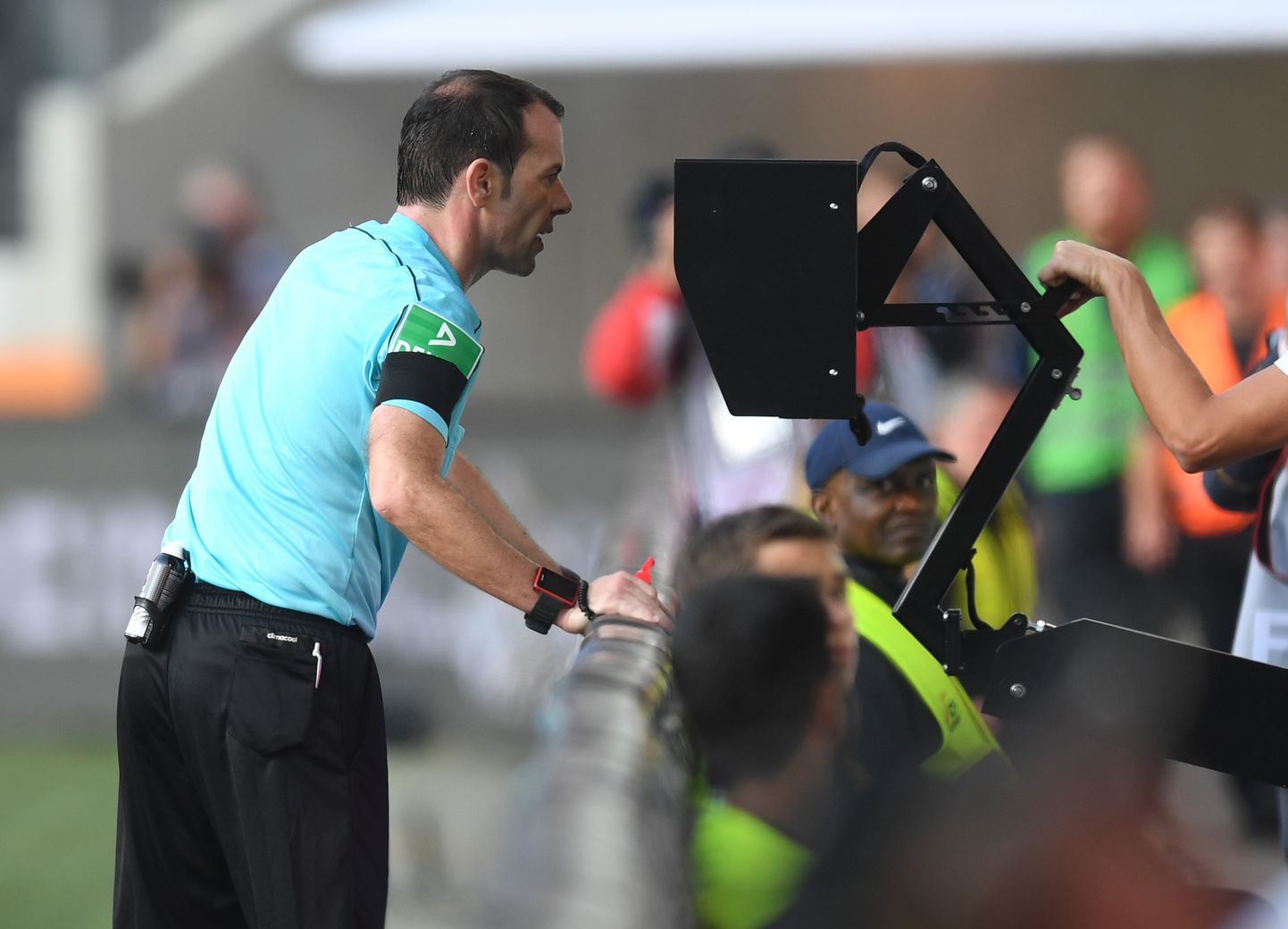 Marco Fritz Saksamaa Bundesliga kohtumise ajal platsiäärselt monitorilt abi otsimas.