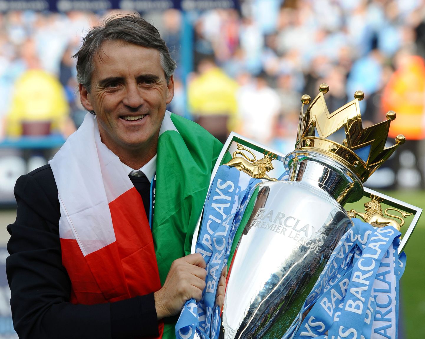 Manchester City peatreener Roberto Mancini Premier League'i trofeega