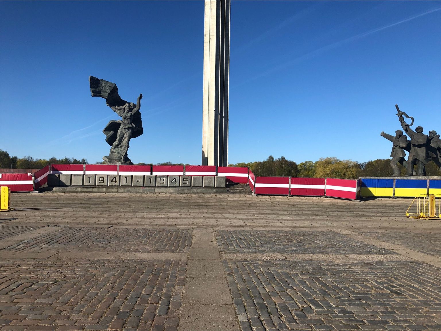 Памятник в парке Победы