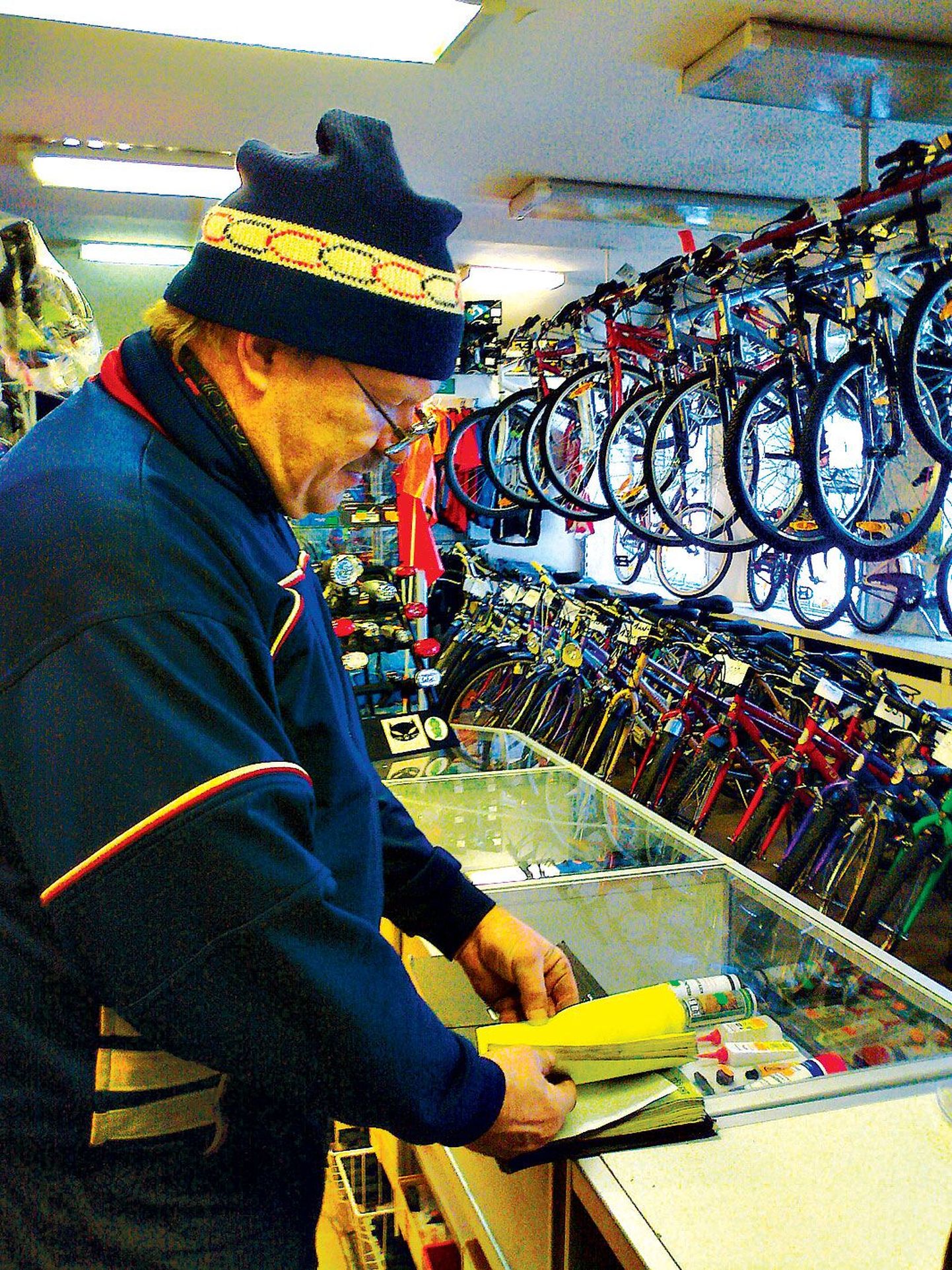 Kaupluse Jalgratas mehaanik Kalle Kirsiaed näitab tänavu kogunenud hooldekviitungite paksu pakki.