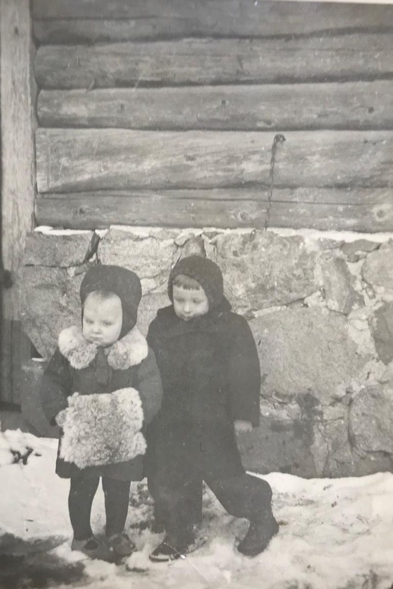Трехлетняя Аста и ее шестилетний брат Арне весной 1948 года, за год до депортации. 