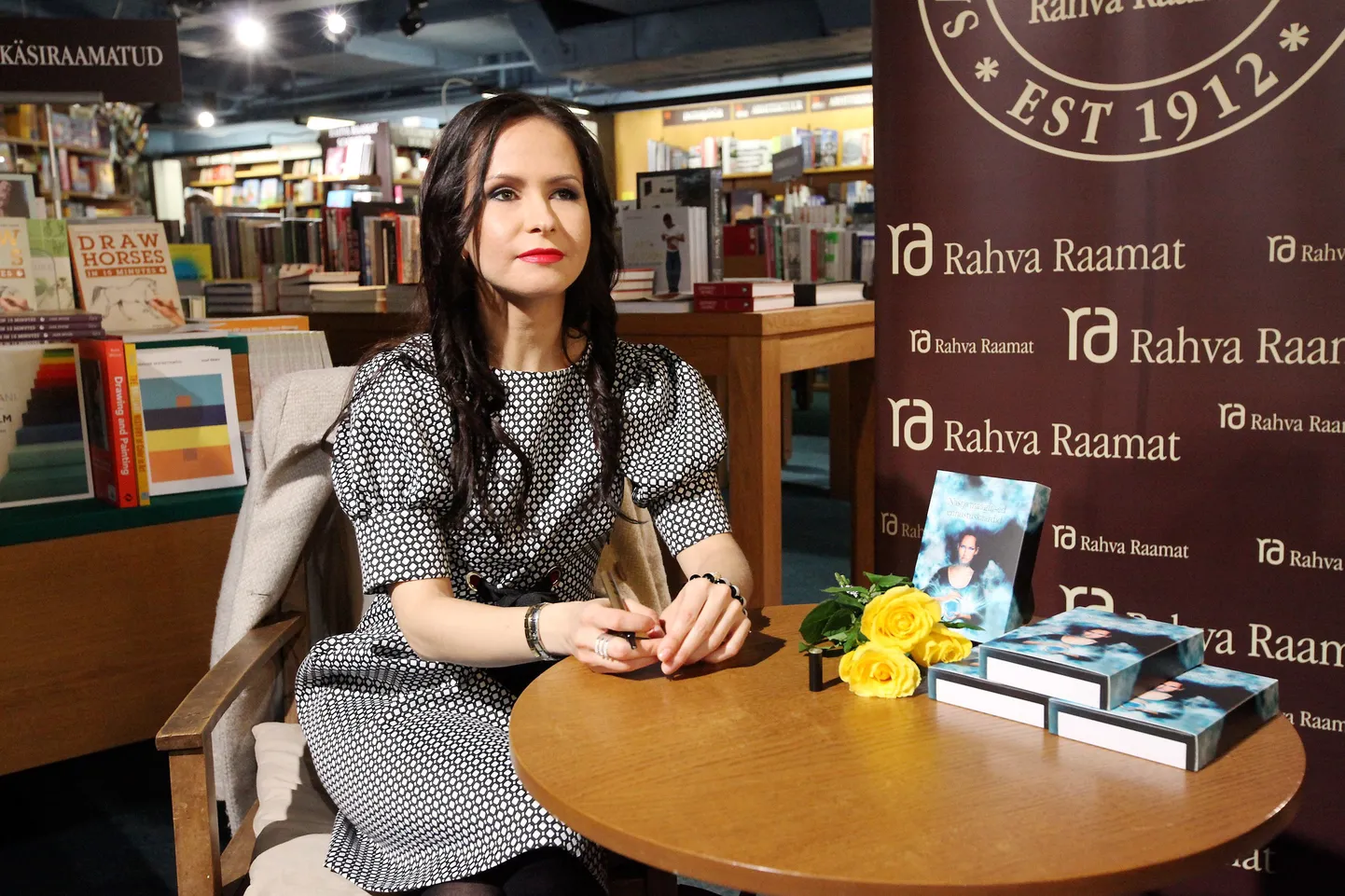 Nõid Nastja esitles oma maagilisi ennustuskaarte Rahva Raamatus 09.04, 2016
