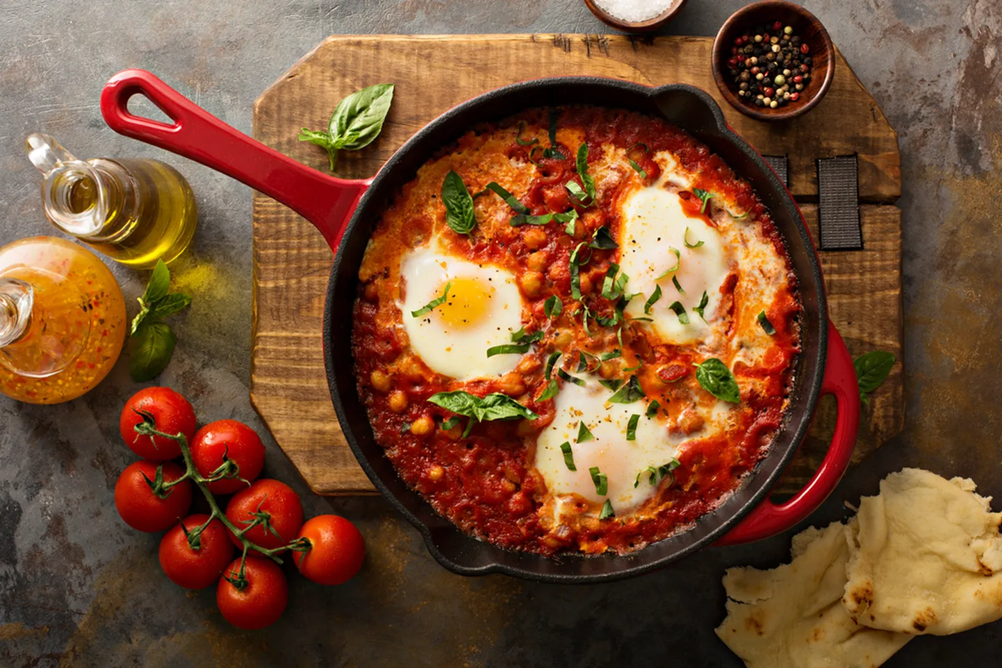 Lihtne panniroog shakshuka sobib ideaalselt pohmellistesse hommikutesse, aga ka õhtu- või lõunasöögiks.