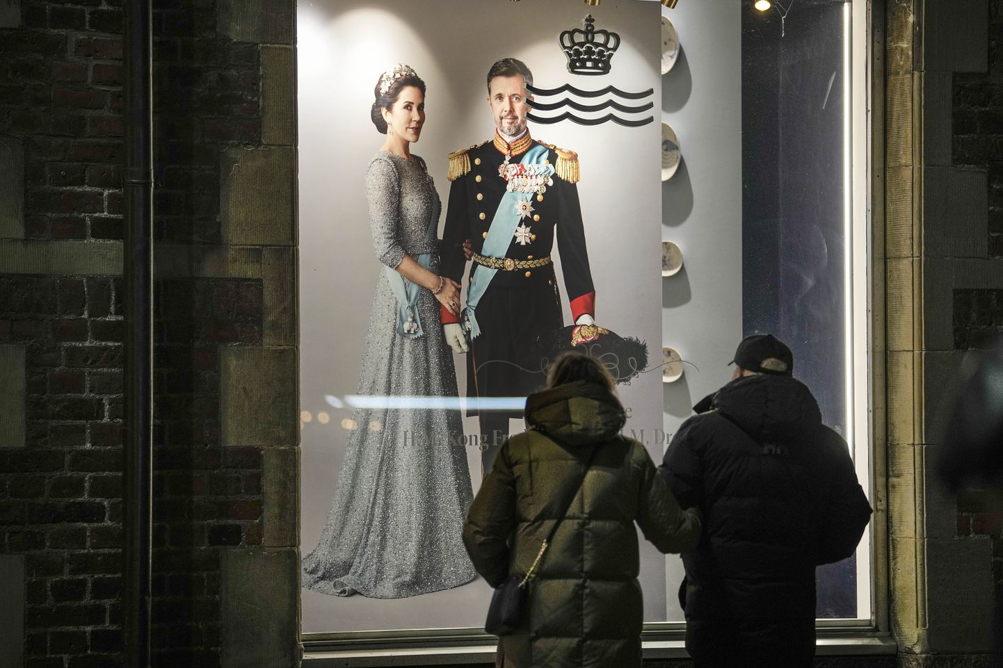 Kopenhaageni kesklinna kaubanduskeskuse vaateaknal on Taani peatse kuninga Frederik X ja tema abikaasa kuninganna Mary paraadfoto.