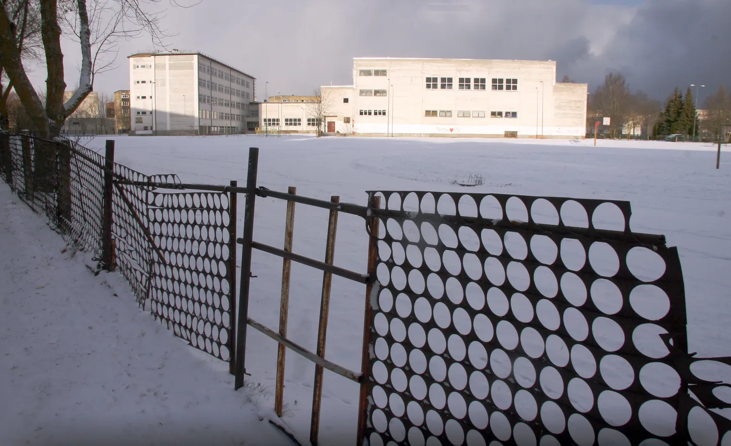 Praegu tundub Tammiku põhikooli territoorium üsna tühi, ent paistab, et muutused pole enam mägede taga.