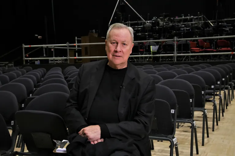 Robert Wilson, kelle eestlased läinud kümnendi esimeses pooles suurteost lavastama said, ei olnud rahul saali akustiliste omadustega. Tallinnas hoone lihtsalt laulis. Arhitektid ei oska enam teatreid ehitada, sõnas ta.