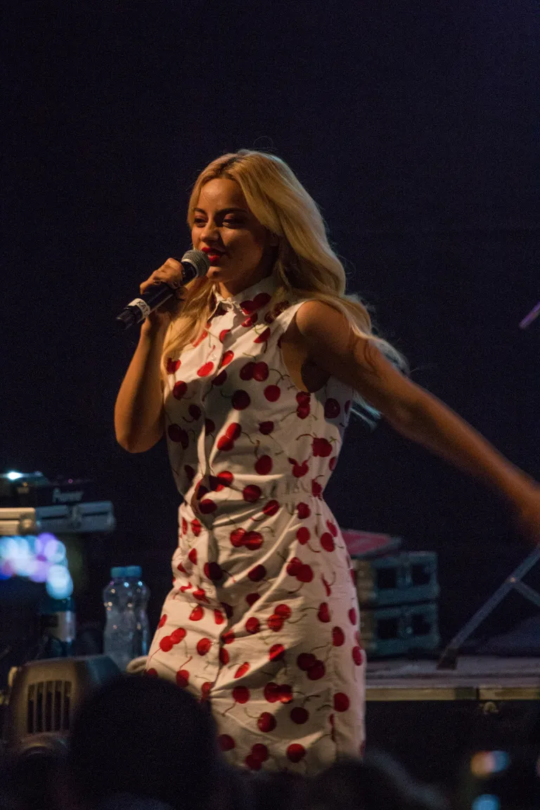 Vene tüdrukutepunt Serebro Valga linnapargis 30. juulil 2016. Katja Kischuk oli toona just bändiga liitunud.