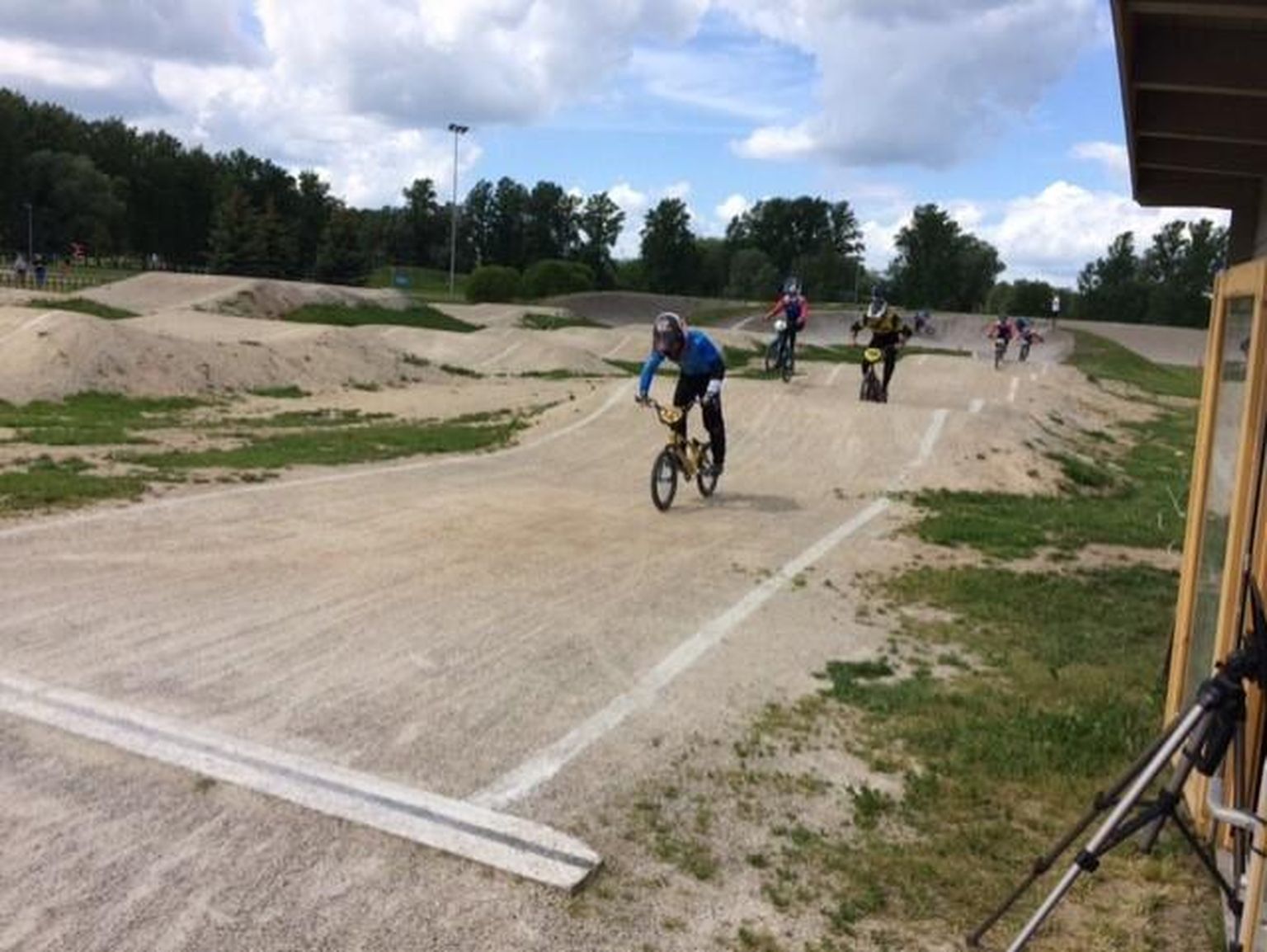 Tartu meistrivõistlustel sõitsid ratturid raja läbi kolm korda ning paremusjärjestus selgus kõigi sõitude kokkuvõttes. Pildil 15–16-aastaste poiste sõit.