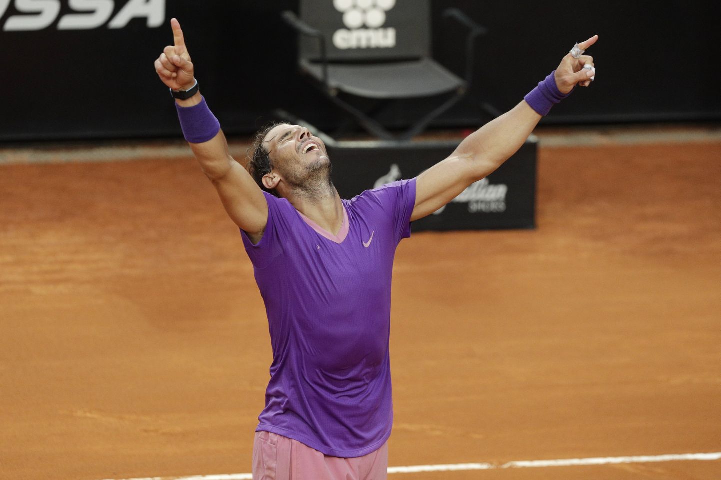 Rafael Nadal järjekordset Rooma tiitlit tähistamas.