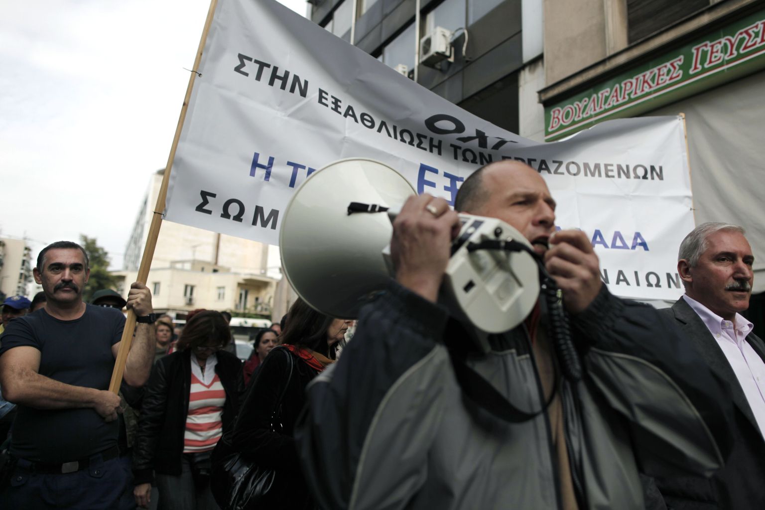 Kärpemeetmete vastane munitsipaaltöötajate meeleavaldus täna Ateenas.