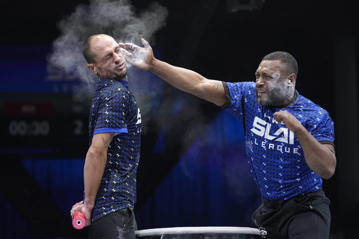 Power Slap League võistlussarjas on eesmärk vastane labakäega oimetuks lüüa.