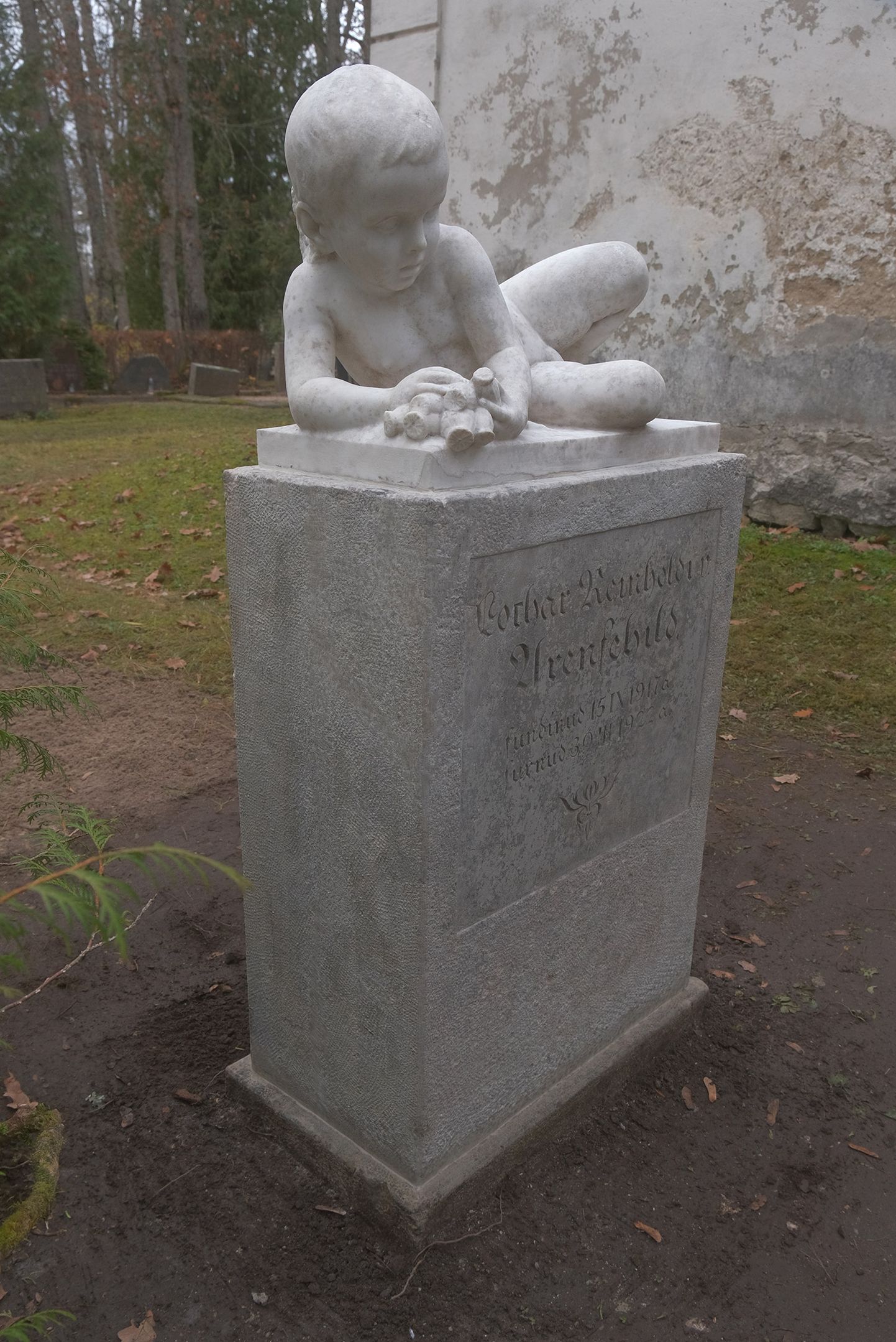 Konserveeritud hauamonument  „Poiss moonidega" Ambla kirikuaias.