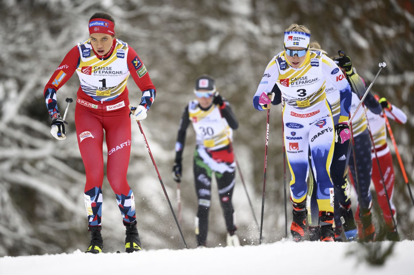 Kristine Stavas Skistad (vasakul) ja rootslanna Jonna Sundling Les Rousses'is toimunud MK-etapil.