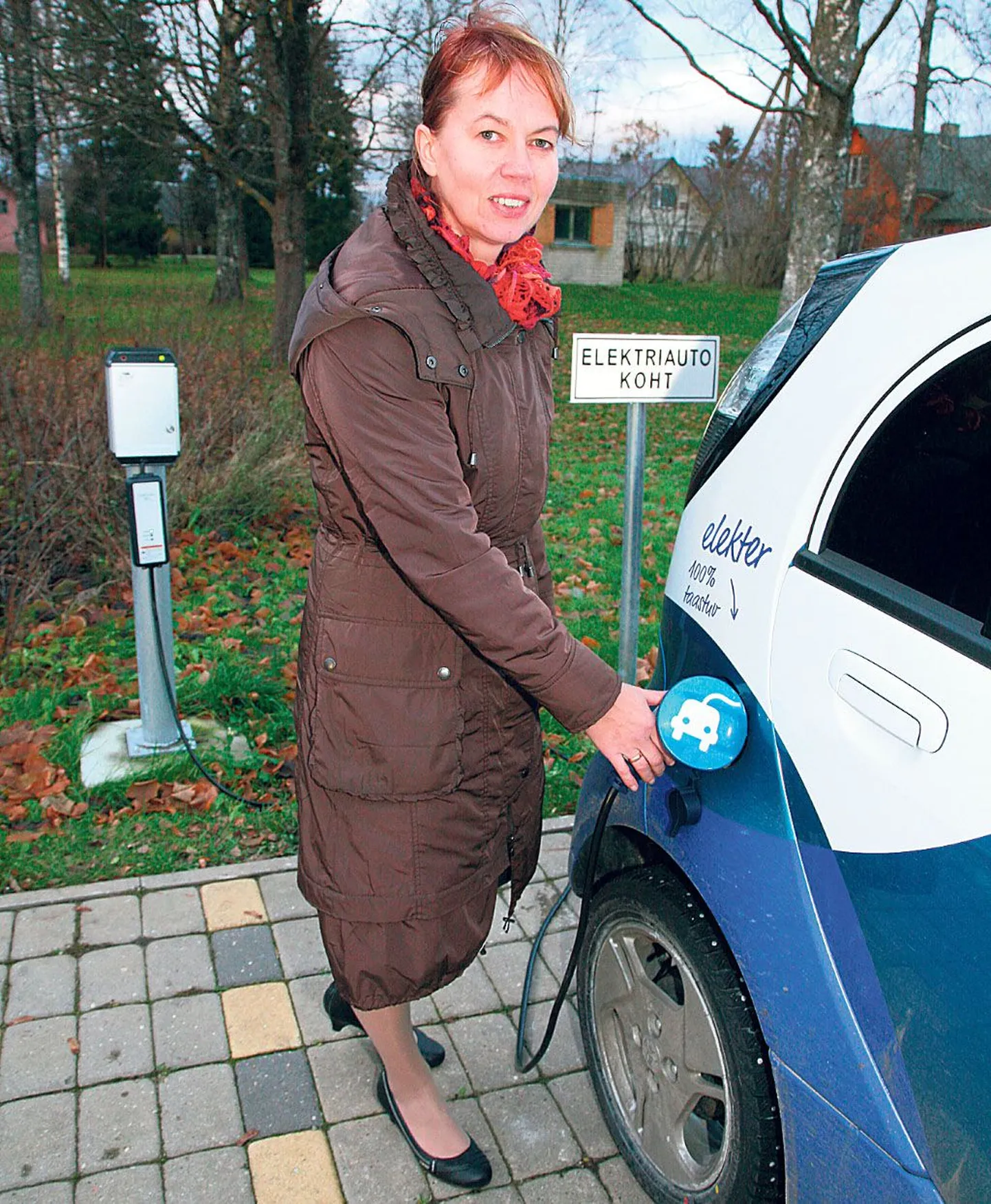 Tori valla sotsiaaltöötaja Silvi Pool peab elektriauto plussideks vähest kulukust ja mugavat manööverdamist, miinusteks lühikest läbisõitu ja vähest mahtuvust.