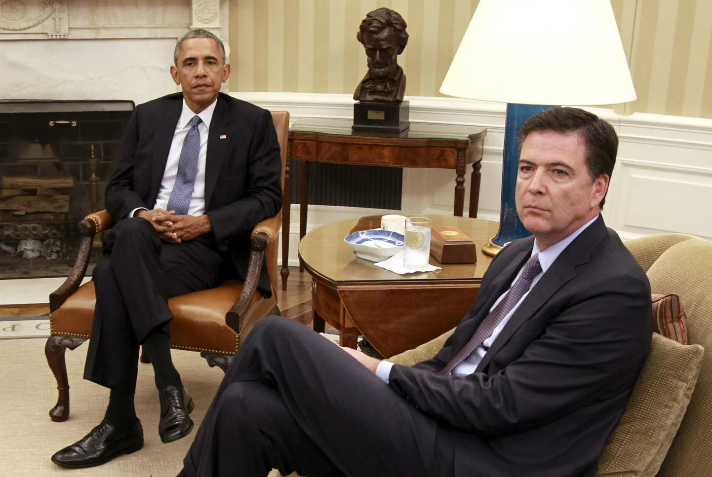 Paremal FBI peadirektor James Comey, vasakul president Barack Obama