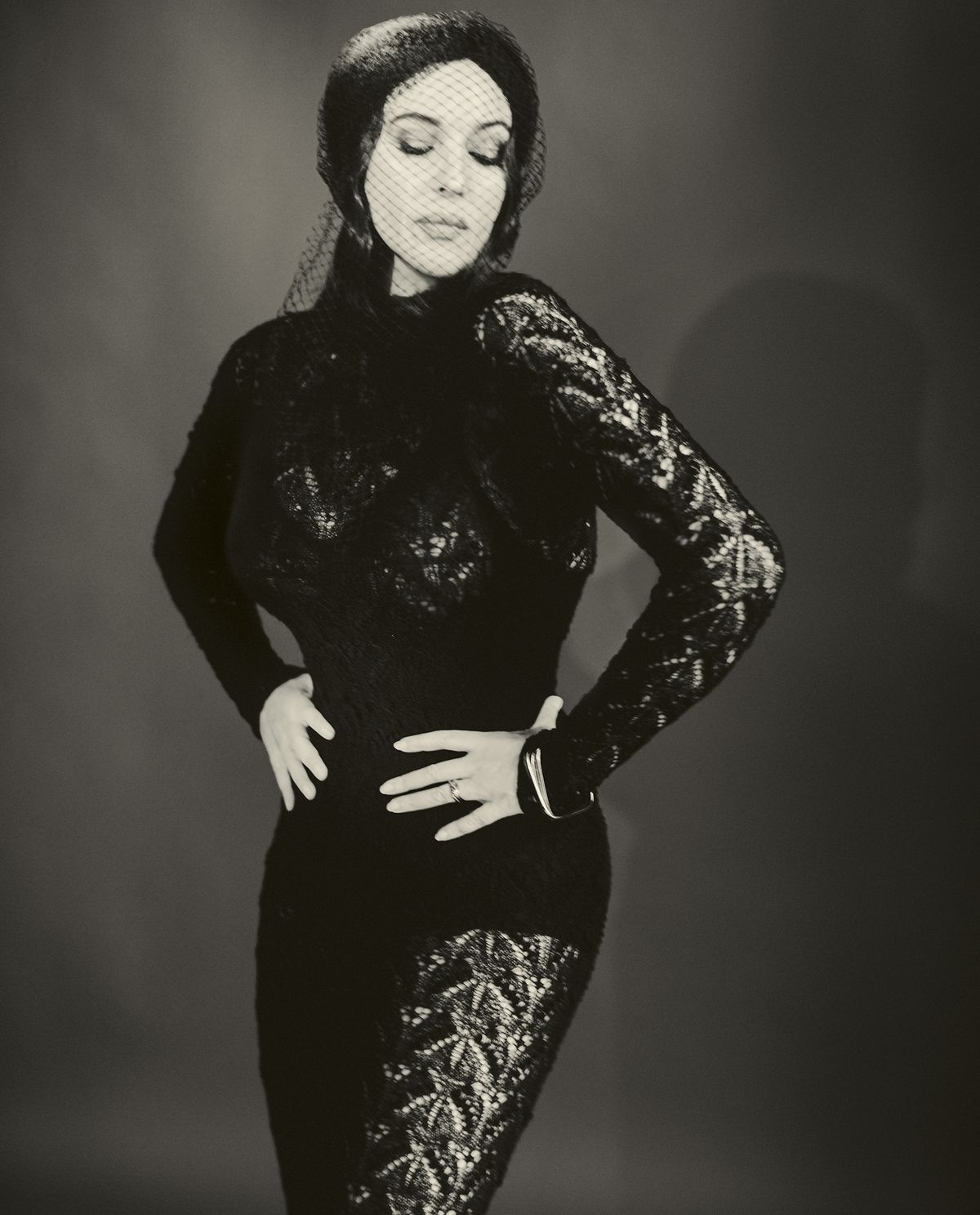 Monica Belluci kannab KV Couture Haapsalu salli tehnikas kootud unikaalset õhtukleiti. «Diiva soovis selle peale pildistamist endale jätta,» sõnab moelooja. Nii võib teda võrratus disainis ka edaspidi näha.
