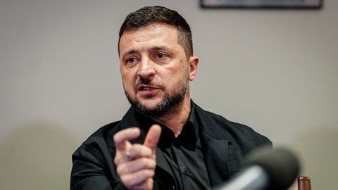 Zelenskis ieradies Londonā, lai tiktos ar Makronu, Mercu un 